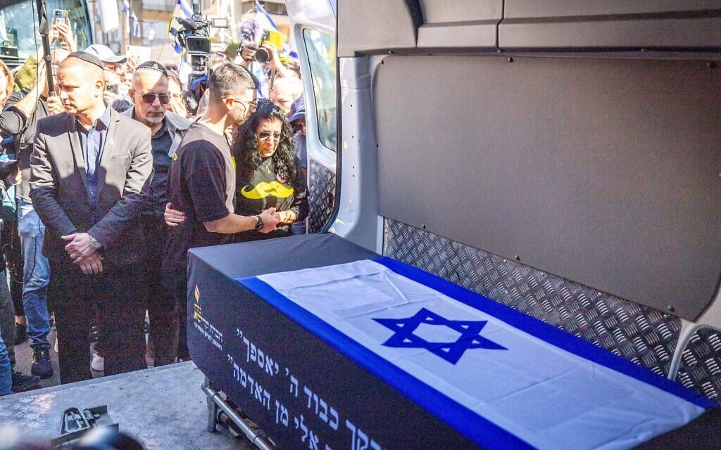 ארונו של החטוף החלל שלמה מנצור. 2 במרץ 2025 (צילום: יונתן זינדל/פלאש90) ארונו של החטוף החלל שלמה מנצור. 2 במרץ 2025 (צילום: יונתן זינדל/פלאש90)