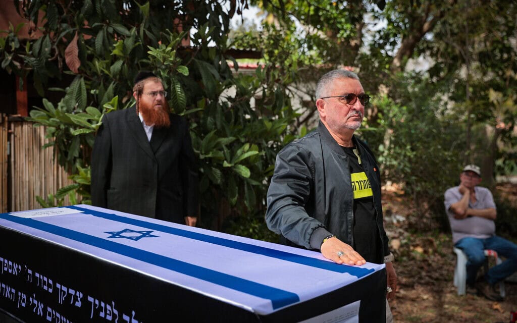 דני אלגרט ניצב לצד ארונו של אחיו, החטוף החלל איציק אלגרט, במהלך טקס ההלוויה בקיבוץ ניר עוז. 3 במרץ 2025 (צילום: יוסי אלוני/פלאש90) דני אלגרט ניצב לצד ארונו של אחיו, החטוף החלל איציק אלגרט, במהלך טקס ההלוויה בקיבוץ ניר עוז. 3 במרץ 2025 (צילום: יוסי אלוני/פלאש90)