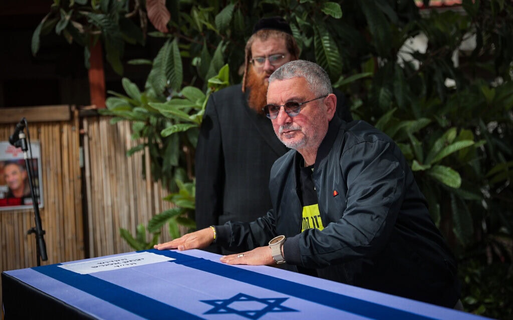 דני אלגרט ניצב לצד ארונו של אחיו, החטוף החלל איציק אלגרט, במהלך טקס ההלוויה בקיבוץ ניר עוז. 3 במרץ 2025 (צילום: יוסי אלוני/פלאש90) דני אלגרט ניצב לצד ארונו של אחיו, החטוף החלל איציק אלגרט, במהלך טקס ההלוויה בקיבוץ ניר עוז. 3 במרץ 2025 (צילום: יוסי אלוני/פלאש90)