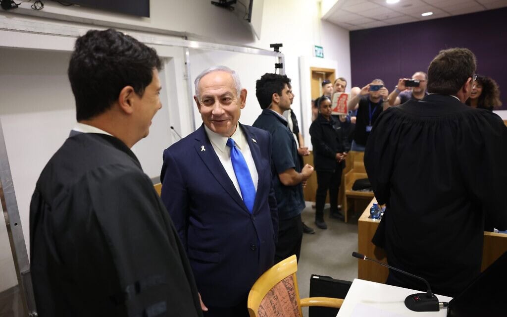 ראש ממשלת ישראל, בנימין נתניהו, משוחח עם פרקליטו עמית חדד באולם בית המשפט המחוזי בתל אביב, טרם תחילת עדותו. 17 במרץ 2025 (צילום: תומר אפלבאום/פול) ראש ממשלת ישראל, בנימין נתניהו, משוחח עם פרקליטו עמית חדד באולם בית המשפט המחוזי בתל אביב, טרם תחילת עדותו. 17 במרץ 2025 (צילום: תומר אפלבאום/פול)