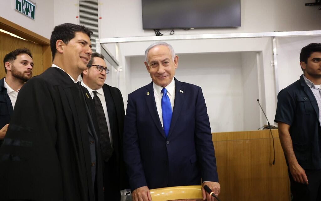 ראש ממשלת ישראל, בנימין נתניהו, מגיע לאולם בית המשפט המחוזי בתל אביב, טרם תחילת עדותו במשפטו, 17 במרץ 2025 (צילום: תומר אפלבאום/פול) ראש ממשלת ישראל, בנימין נתניהו, מגיע לאולם בית המשפט המחוזי בתל אביב, טרם תחילת עדותו במשפטו, 17 במרץ 2025 (צילום: תומר אפלבאום/פול)