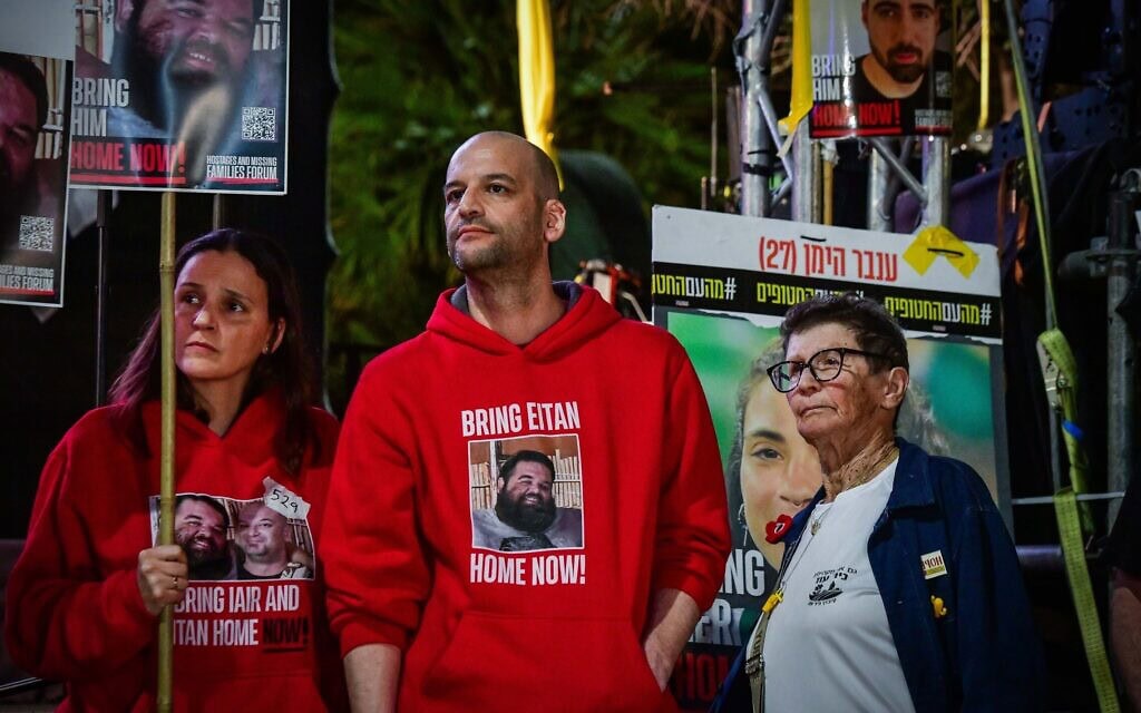 שורד השבי יאיר הורן בכיכר החטופים, 18 במרץ 2025 (צילום: אבשלום ששוני/פלאש90) שורד השבי יאיר הורן בכיכר החטופים, 18 במרץ 2025 (צילום: אבשלום ששוני/פלאש90)