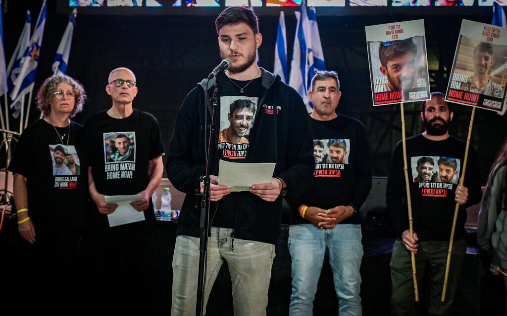 שורד השבי סשה טרופנוב נאם בכיכר החטופים נגד החזרה ללחימה בעזה, 18 במרץ 2025 (צילום: אבשלום ששוני/פלאש90) שורד השבי סשה טרופנוב נאם בכיכר החטופים נגד החזרה ללחימה בעזה, 18 במרץ 2025 (צילום: אבשלום ששוני/פלאש90)