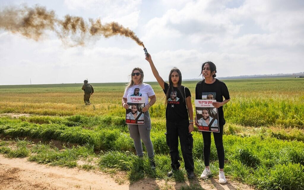 עינב צנגאוקר, משפחתו של החטוף מתן צנגאוקר ותומכים מפגינים בגבול עזה בקריאה להפסקת המלחמה ולשחרור החטופים, 18 במרץ 2025 (צילום: חיים גולדברג/פלאש90) עינב צנגאוקר, משפחתו של החטוף מתן צנגאוקר ותומכים מפגינים בגבול עזה בקריאה להפסקת המלחמה ולשחרור החטופים, 18 במרץ 2025 (צילום: חיים גולדברג/פלאש90)