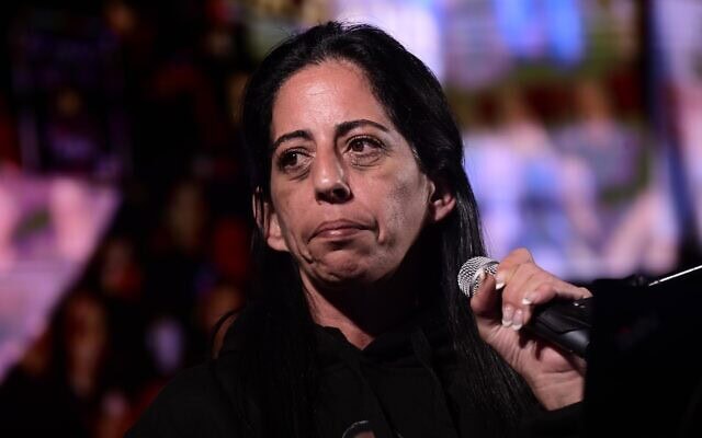 עינב צנגאוקר, אמו של החטוף מתן צנגאוקר, בהפגנה בכיכר החטופים, 18 במרץ 2025 (צילום: תומר נויברג/פלאש90) עינב צנגאוקר, אמו של החטוף מתן צנגאוקר, בהפגנה בכיכר החטופים, 18 במרץ 2025 (צילום: תומר נויברג/פלאש90)