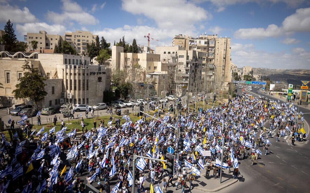 מוחים צועדים לירושלים להפגין נגד פיטורי ראש שב״כ רונן בר. 19 במרץ 2025 (צילום: שלומי זינדל/פלאש90) מוחים צועדים לירושלים להפגין נגד פיטורי ראש שב״כ רונן בר. 19 במרץ 2025 (צילום: שלומי זינדל/פלאש90)