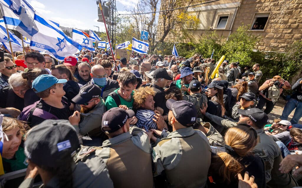 מפגינים, המוחים נגד פיטורי ראש שירות הביטחון הכללי, מול מחסום משטרתי בירושלים, 19 במרץ 2025 (צילום: חיים גולדברג/פלאש90) מפגינים, המוחים נגד פיטורי ראש שירות הביטחון הכללי, מול מחסום משטרתי בירושלים, 19 במרץ 2025 (צילום: חיים גולדברג/פלאש90)