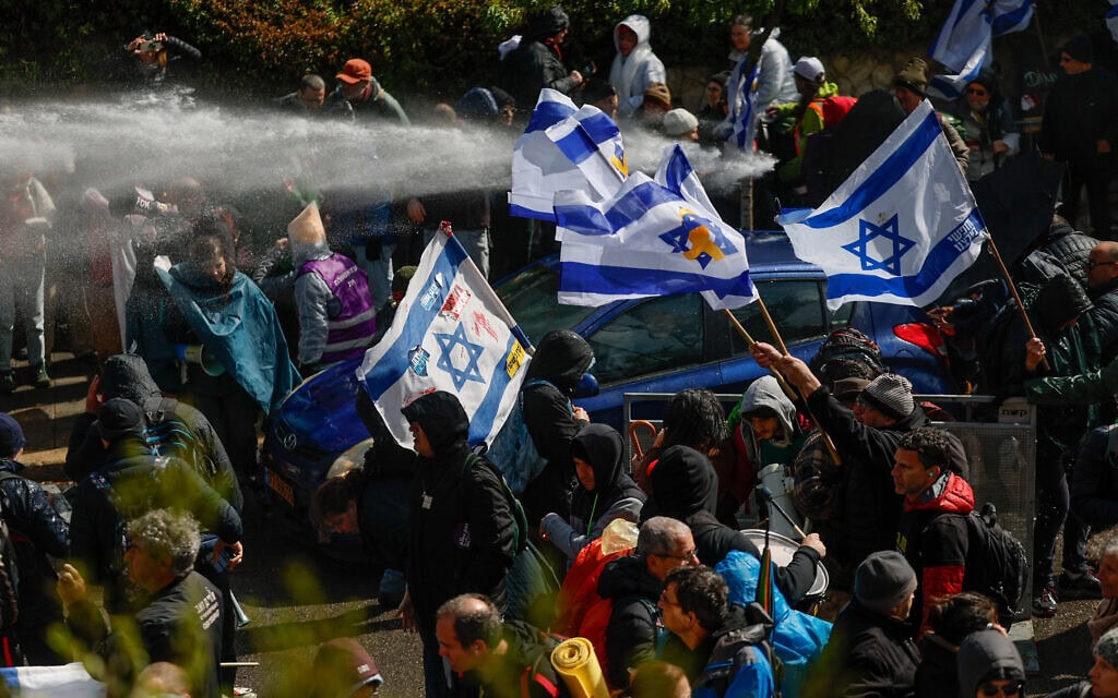 עימותים בין מפגינים ושוטרים במחאה נגד הדחת ראש שב"כ מול מעון ראש הממשלה בירושלים, 20 במרץ 2025 (צילום: יונתן זינדל/פלאש90) עימותים בין מפגינים ושוטרים במחאה נגד הדחת ראש שב"כ מול מעון ראש הממשלה בירושלים, 20 במרץ 2025 (צילום: יונתן זינדל/פלאש90)