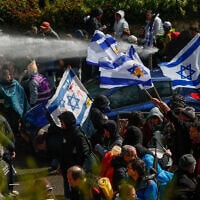 עימותים בין מפגינים ושוטרים במחאה נגד הדחת ראש שב"כ מול מעון ראש הממשלה בירושלים, 20 במרץ 2025 (צילום: יונתן זינדל/פלאש90) עימותים בין מפגינים ושוטרים במחאה נגד הדחת ראש שב"כ מול מעון ראש הממשלה בירושלים, 20 במרץ 2025 (צילום: יונתן זינדל/פלאש90)