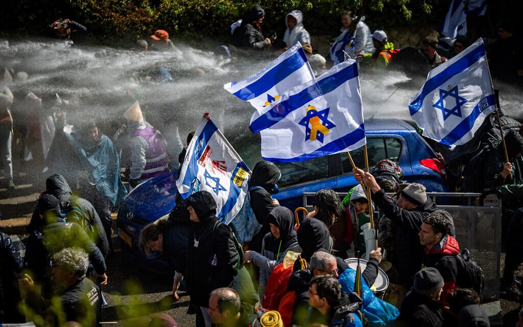 המשטרה מפעילה מכת"זית נגד המפגינים בירושלים, 20 במרץ 2025 (צילום: יונתן זינדל/פלאש90) המשטרה מפעילה מכת"זית נגד המפגינים בירושלים, 20 במרץ 2025 (צילום: יונתן זינדל/פלאש90)