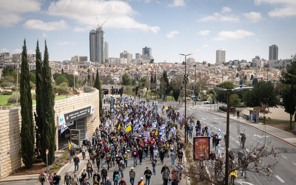 ישראלים משתתפים בצעדת מחאה נגד ראש הממשלה בנימין נתניהו וממשלתו, בירושלים, 23 במרץ 2025 (צילום: חיים גולדברג/פלאש90) ישראלים משתתפים בצעדת מחאה נגד ראש הממשלה בנימין נתניהו וממשלתו, בירושלים, 23 במרץ 2025 (צילום: חיים גולדברג/פלאש90)