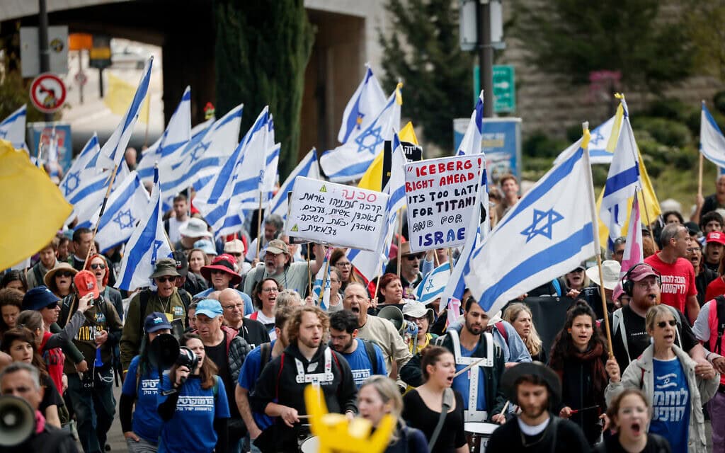 ישראלים משתתפים בצעדת מחאה נגד ראש הממשלה בנימין נתניהו וממשלתו, בירושלים, 23 במרץ 2025 (צילום: יונתן זינדל/ פלאש90) ישראלים משתתפים בצעדת מחאה נגד ראש הממשלה בנימין נתניהו וממשלתו, בירושלים, 23 במרץ 2025 (צילום: יונתן זינדל/ פלאש90)