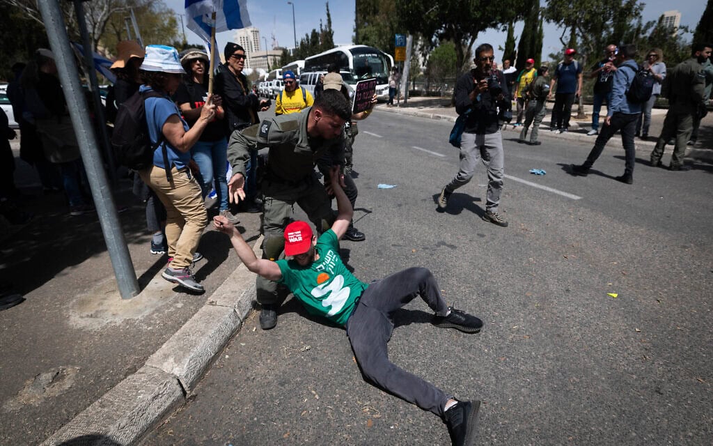 התנגשויות בין שוטרים למפגינים ליד הכנסת על רקע הצבעות התקציב. 25 במרץ 2025 (צילום: חיים גולדברג/פלאש90) התנגשויות בין שוטרים למפגינים ליד הכנסת על רקע הצבעות התקציב. 25 במרץ 2025 (צילום: חיים גולדברג/פלאש90)
