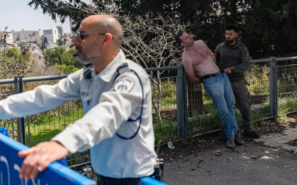 מפגין נעצר ליד הכנסת בזמן ההצבעות על התקציב. 25 במרץ 2025 (צילום: חיים גולדברג/פלאש90) מפגין נעצר ליד הכנסת בזמן ההצבעות על התקציב. 25 במרץ 2025 (צילום: חיים גולדברג/פלאש90)