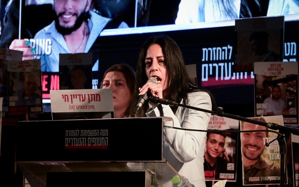 עינב צנגאוקר בהפגנה למען שחרור החטופים בתל אביב, 29 במרץ 2025 (צילום: אבשלום ששוני/פלאש90) עינב צנגאוקר בהפגנה למען שחרור החטופים בתל אביב, 29 במרץ 2025 (צילום: אבשלום ששוני/פלאש90)