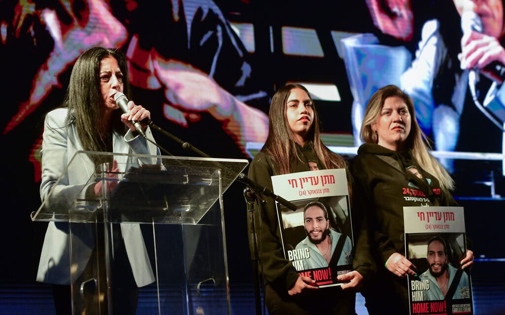 עינב צנגאוקר בהפגנה למען שחרור החטופים בתל אביב, 29 במרץ 2025 (צילום: אבשלום ששוני/פלאש90) עינב צנגאוקר בהפגנה למען שחרור החטופים בתל אביב, 29 במרץ 2025 (צילום: אבשלום ששוני/פלאש90)