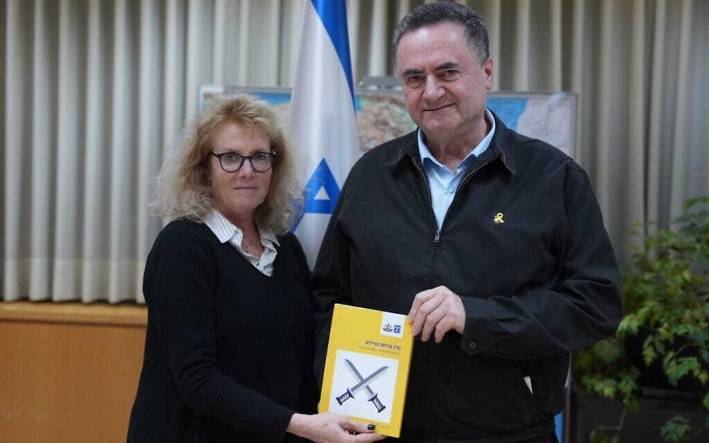 שר הביטחון מקבל את דוח קבילות החיילים לשנת 2024 מהנציבה תא"ל (מיל') רחל טבת-ויזל. 2 במרץ 2025 (צילום: אלעד מלכה, משרד הביטחון) שר הביטחון מקבל את דוח קבילות החיילים לשנת 2024 מהנציבה תא"ל (מיל') רחל טבת-ויזל. 2 במרץ 2025 (צילום: אלעד מלכה, משרד הביטחון)