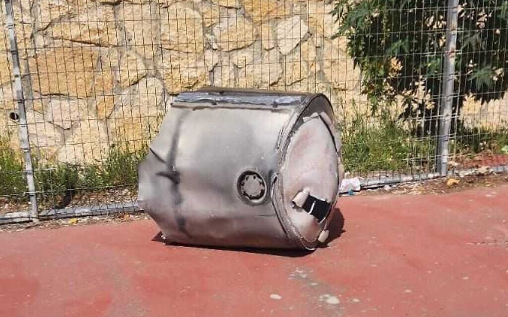 חלק מיירט של טיל מתימן שנפל במגרש באזור ירושלים. 30 במרץ 2025 (צילום: דוברות המשטרה) חלק מיירט של טיל מתימן שנפל במגרש באזור ירושלים. 30 במרץ 2025 (צילום: דוברות המשטרה)