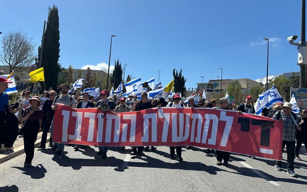 מוחים בדרכם אל בית ראש הממשלה בנימין נתניהו בירושלים. 19 במרץ 2025 (צילום: צ׳ארלי סאמרס) מוחים בדרכם אל בית ראש הממשלה בנימין נתניהו בירושלים. 19 במרץ 2025 (צילום: צ׳ארלי סאמרס)