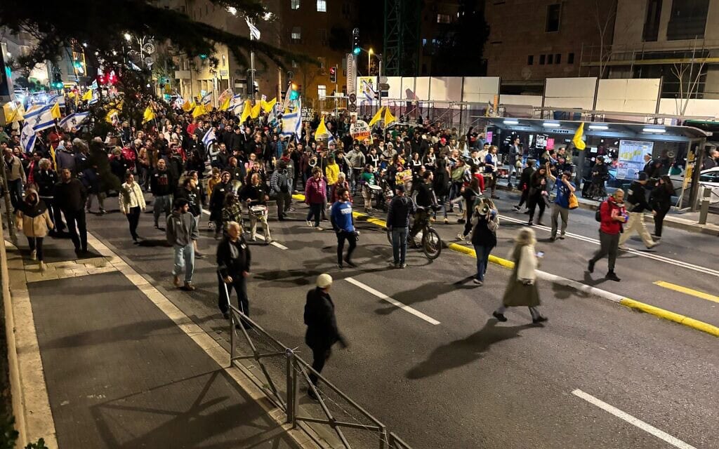 מפגינים למען עסקת חטופים צעדו לעבר מעון רה"מ בירושלים, 29 במרץ 2025 (צילום: צ'רלי סאמרס) מפגינים למען עסקת חטופים צעדו לעבר מעון רה"מ בירושלים, 29 במרץ 2025 (צילום: צ'רלי סאמרס)