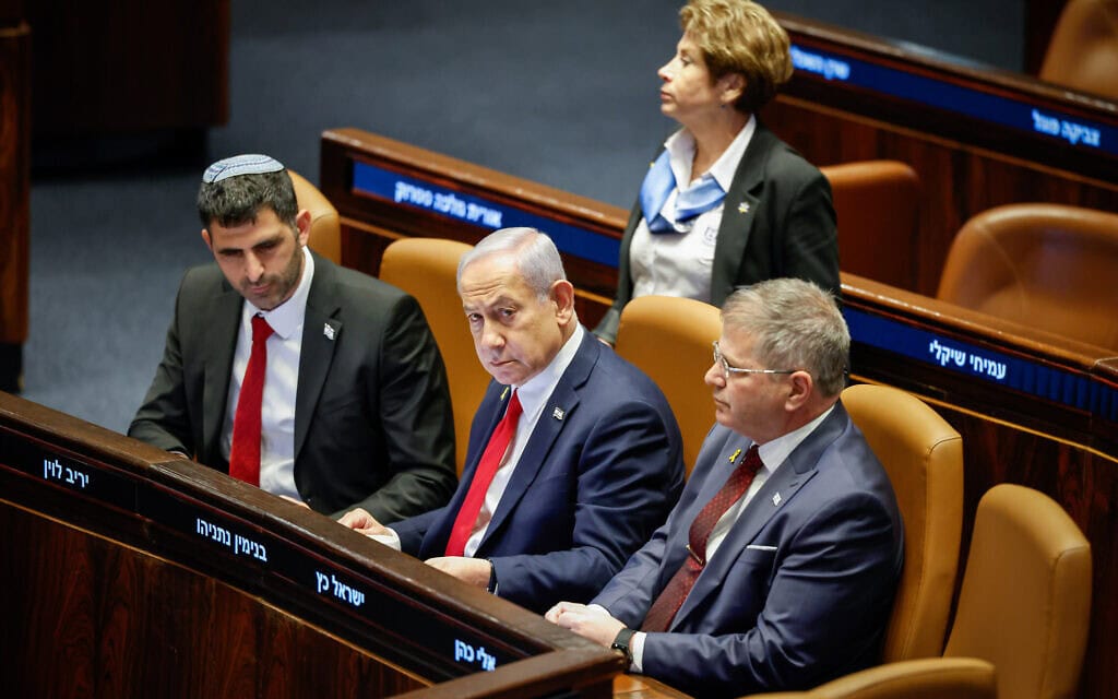 ראש הממשלה בנימין נתניהו במליאה לצד השרים שלמה קרעי ויואב קיש. 26 במרץ 2025 (צילום: נועם מושקוביץ, דוברות הכנסת) ראש הממשלה בנימין נתניהו במליאה לצד השרים שלמה קרעי ויואב קיש. 26 במרץ 2025 (צילום: נועם מושקוביץ, דוברות הכנסת)