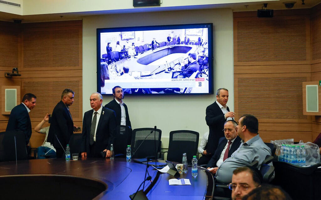 חברי הכנסת של האופוזיציה עוזבים את ועדת החוקה של הכנסת, 18 במרץ 2025 (צילום: נועם מושקוביץ, דוברות הכנסת) חברי הכנסת של האופוזיציה עוזבים את ועדת החוקה של הכנסת, 18 במרץ 2025 (צילום: נועם מושקוביץ, דוברות הכנסת)