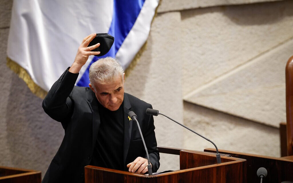 יו"ר האופוזיציה יאיר לפיד חובש כיפה בזמן דיוני התקציב במליאה. 25 במרץ 2025 (צילום: נועם מושקוביץ, דוברות הכנסת) יו"ר האופוזיציה יאיר לפיד חובש כיפה בזמן דיוני התקציב במליאה. 25 במרץ 2025 (צילום: נועם מושקוביץ, דוברות הכנסת)