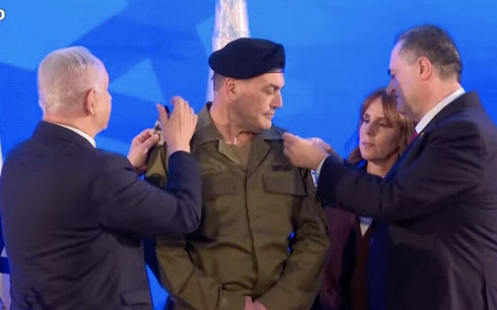 ראש הממשלה בנימין נתניהו ושר הביטחון ישראל כ״ץ מעניקים דרגות רב-אלוף לרמטכ״ל אייל זמיר. 5 במרץ 2025 (צילום: צילום מסך, לע"מ) ראש הממשלה בנימין נתניהו ושר הביטחון ישראל כ״ץ מעניקים דרגות רב-אלוף לרמטכ״ל אייל זמיר. 5 במרץ 2025 (צילום: צילום מסך, לע"מ)