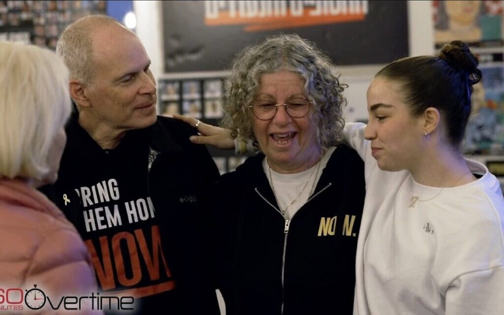 אביבה וקית' סיגל מתאחדים עם אגם ברגר בתוכנית "60 דקות" של רשת CBS האמריקאית, 31 במרץ 2025 (צילום: צילום מסך CBS) אביבה וקית' סיגל מתאחדים עם אגם ברגר בתוכנית "60 דקות" של רשת CBS האמריקאית, 31 במרץ 2025 (צילום: צילום מסך CBS)