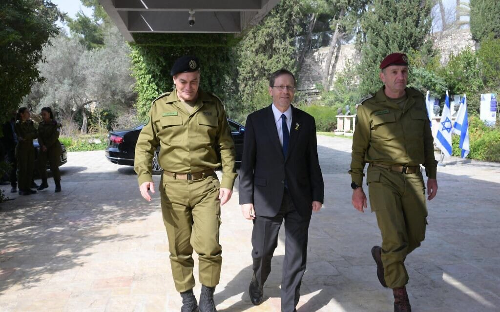 הנשיא יצחק הרצוג, הרמטכ"ל היוצא הרצי הלוי והרמטכ"ל הנכנס אייל זמיר בבית הנשיא בירושלים, 5 במרץ 2025 (צילום: עמוס בן גרשום / לע"מ) הנשיא יצחק הרצוג, הרמטכ"ל היוצא הרצי הלוי והרמטכ"ל הנכנס אייל זמיר בבית הנשיא בירושלים, 5 במרץ 2025 (צילום: עמוס בן גרשום / לע"מ)