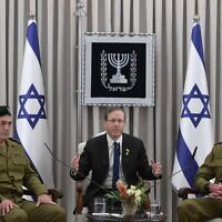הנשיא יצחק הרצוג, הרמטכ"ל היוצא הרצי הלוי והרמטכ"ל הנכנס אייל זמיר בבית הנשיא בירושלים, 5 במרץ 2025 (צילום: דובר צה"ל) הנשיא יצחק הרצוג, הרמטכ"ל היוצא הרצי הלוי והרמטכ"ל הנכנס אייל זמיר בבית הנשיא בירושלים, 5 במרץ 2025 (צילום: דובר צה"ל)