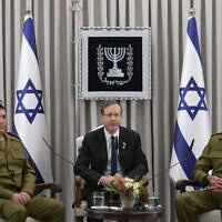 הנשיא יצחק הרצוג, הרמטכ"ל היוצא הרצי הלוי והרמטכ"ל הנכנס אייל זמיר בבית הנשיא בירושלים, 5 במרץ 2025 (צילום: עמוס בן גרשום / לע"מ) הנשיא יצחק הרצוג, הרמטכ"ל היוצא הרצי הלוי והרמטכ"ל הנכנס אייל זמיר בבית הנשיא בירושלים, 5 במרץ 2025 (צילום: עמוס בן גרשום / לע"מ)