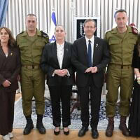 הנשיא יצחק הרצוג ואשתו מיכל, הרמטכ"ל היוצא הרצי הלוי ואשתו שרון והרמטכ"ל הנכנס אייל זמיר ואשתו אורנה בבית הנשיא בירושלים, 5 במרץ 2025 (צילום: עמוס בן גרשום / לע"מ) הנשיא יצחק הרצוג ואשתו מיכל, הרמטכ"ל היוצא הרצי הלוי ואשתו שרון והרמטכ"ל הנכנס אייל זמיר ואשתו אורנה בבית הנשיא בירושלים, 5 במרץ 2025 (צילום: עמוס בן גרשום / לע"מ)