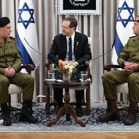 הנשיא יצחק הרצוג, הרמטכ"ל היוצא הרצי הלוי והרמטכ"ל הנכנס אייל זמיר בבית הנשיא בירושלים, 5 במרץ 2025 (צילום: דובר צה"ל) הנשיא יצחק הרצוג, הרמטכ"ל היוצא הרצי הלוי והרמטכ"ל הנכנס אייל זמיר בבית הנשיא בירושלים, 5 במרץ 2025 (צילום: דובר צה"ל)