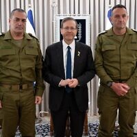 הנשיא יצחק הרצוג, הרמטכ"ל היוצא הרצי הלוי והרמטכ"ל הנכנס אייל זמיר בבית הנשיא בירושלים, 5 במרץ 2025 (צילום: עמוס בן גרשום / לע"מ) הנשיא יצחק הרצוג, הרמטכ"ל היוצא הרצי הלוי והרמטכ"ל הנכנס אייל זמיר בבית הנשיא בירושלים, 5 במרץ 2025 (צילום: עמוס בן גרשום / לע"מ)