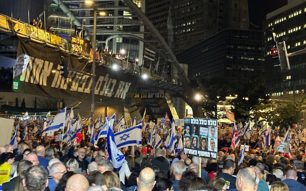 המונים קוראים להחזרת להחזרת החטופים ליד שער בגין בתל אביב. 15 במרץ 2025 (צילום: דנה רעני Dana Reany) המונים קוראים להחזרת להחזרת החטופים ליד שער בגין בתל אביב. 15 במרץ 2025 (צילום: דנה רעני Dana Reany)