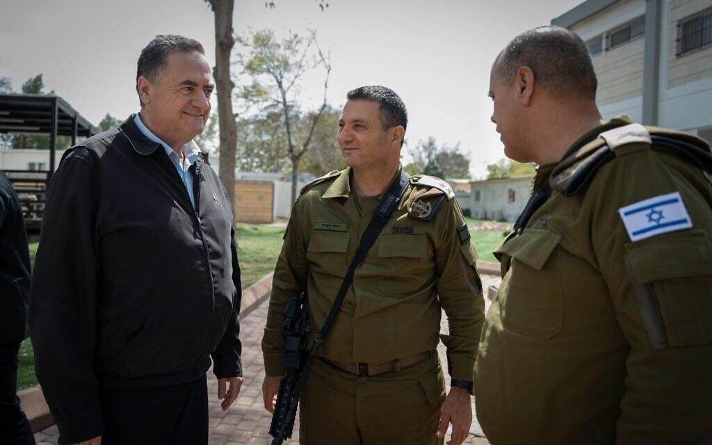 שר הביטחון ישראל כ"ץ (משמאל) נפגש עם מפקד פיקוד הדרום, אלוף יניב עשור (במרכז), וסגן הרמטכ"ל, אלוף תמיר ידעי, בבסיס אוגדת עזה סמוך לרעים, 25 במרץ 2025 (צילום: שירה קינן/משרד הביטחון) שר הביטחון ישראל כ"ץ (משמאל) נפגש עם מפקד פיקוד הדרום, אלוף יניב עשור (במרכז), וסגן הרמטכ"ל, אלוף תמיר ידעי, בבסיס אוגדת עזה סמוך לרעים, 25 במרץ 2025 (צילום: שירה קינן/משרד הביטחון)