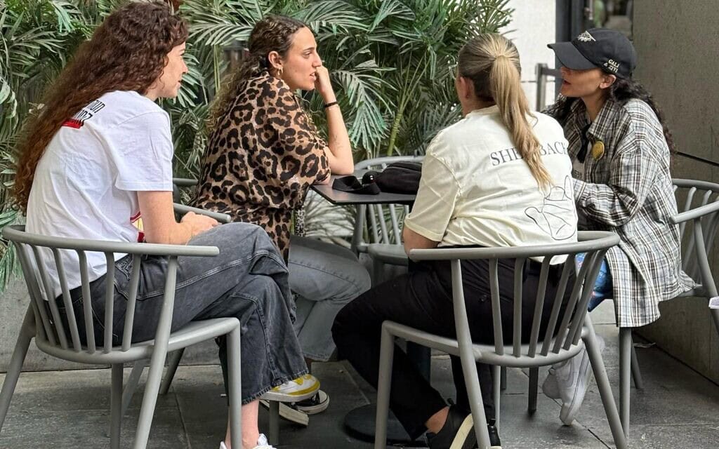 אשת הנשיא מיכל הרצוג עם אמילי דמארי, רומי גונן ושיר סיגל בבית הפנקייק, 28 במרץ 2025 אשת הנשיא מיכל הרצוג עם אמילי דמארי, רומי גונן ושיר סיגל בבית הפנקייק, 28 במרץ 2025
