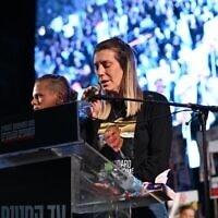 בר גודארד, בתו של החלל החטוף מני גודארד ז"ל, נאמה בכיכר החטופים בתל אביב, 29 במרץ 2025 (צילום: ליאור רוטשטיין) בר גודארד, בתו של החלל החטוף מני גודארד ז"ל, נאמה בכיכר החטופים בתל אביב, 29 במרץ 2025 (צילום: ליאור רוטשטיין)