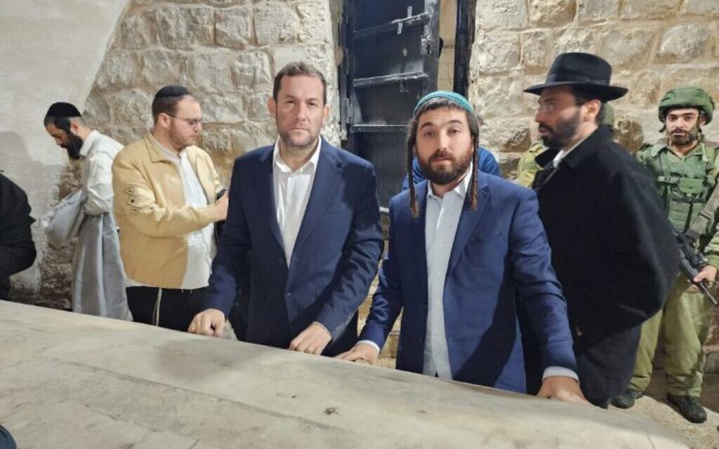 צבי סוכות ויוסי דגן, מובילים את הקמפיין לחזור לקבר יוסף (צילום: מועצה אזורית שומרון) צבי סוכות ויוסי דגן, מובילים את הקמפיין לחזור לקבר יוסף (צילום: מועצה אזורית שומרון)