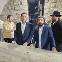 צבי סוכות ויוסי דגן, מובילים את הקמפיין לחזור לקבר יוסף (צילום: מועצה אזורית שומרון) צבי סוכות ויוסי דגן, מובילים את הקמפיין לחזור לקבר יוסף (צילום: מועצה אזורית שומרון)