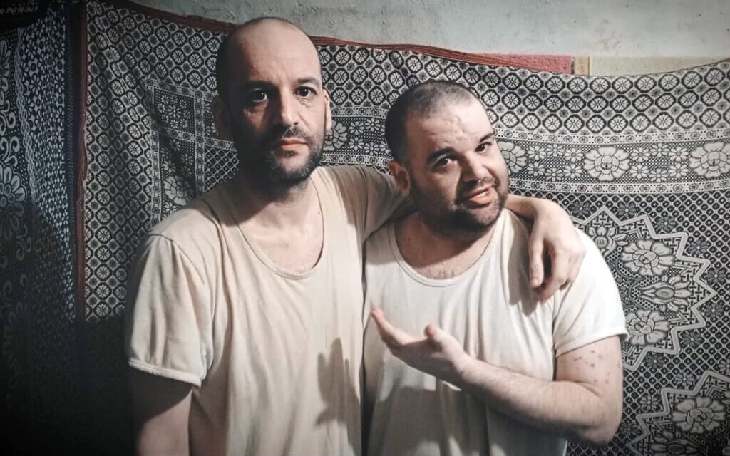 איתן הורן (מימין) ואחיו יאיר הורן, לפני שחרורו של האחרון מהשבי (צילום: צילום מסך) איתן הורן (מימין) ואחיו יאיר הורן, לפני שחרורו של האחרון מהשבי (צילום: צילום מסך)