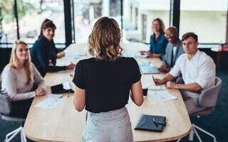 אשה מנהלת, אילוסטרציה (צילום: iStock / jacoblund) אשה מנהלת, אילוסטרציה (צילום: iStock / jacoblund)
