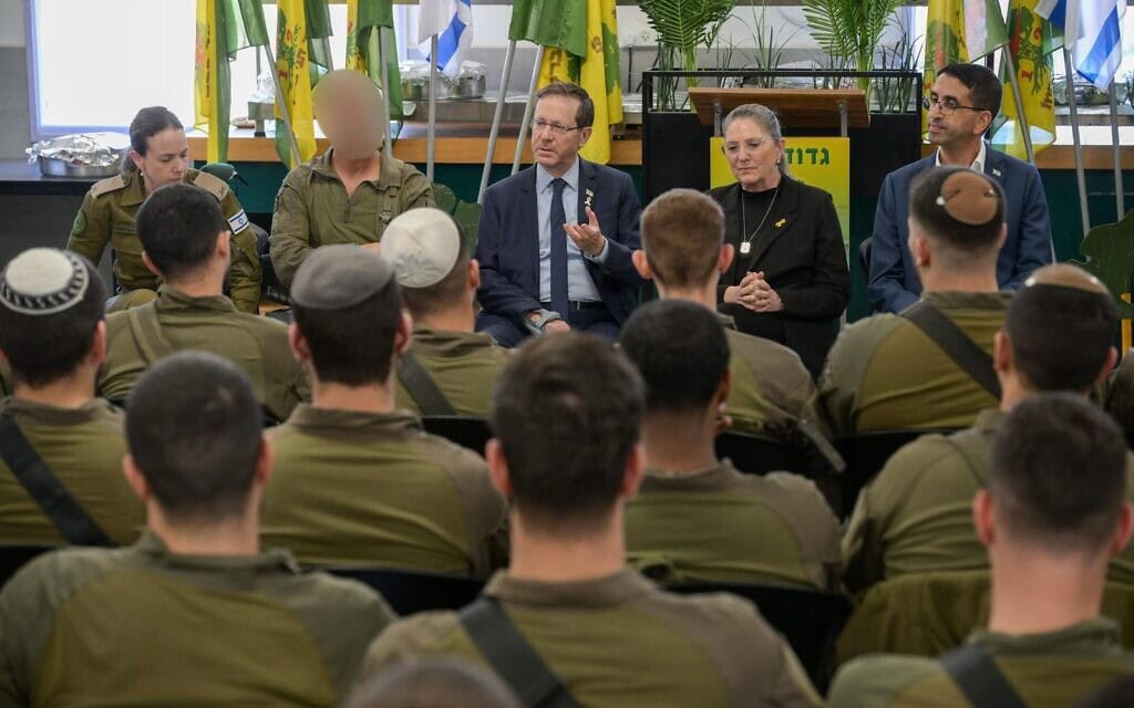 נשיא המדינה יצחק הרצוג ורעייתו מיכל בביקור בגדוד 12 של גולני בגבול לבנון. 11 במרץ 2025 (צילום: מעיין טואף/ לע״מ) נשיא המדינה יצחק הרצוג ורעייתו מיכל בביקור בגדוד 12 של גולני בגבול לבנון. 11 במרץ 2025 (צילום: מעיין טואף/ לע״מ)