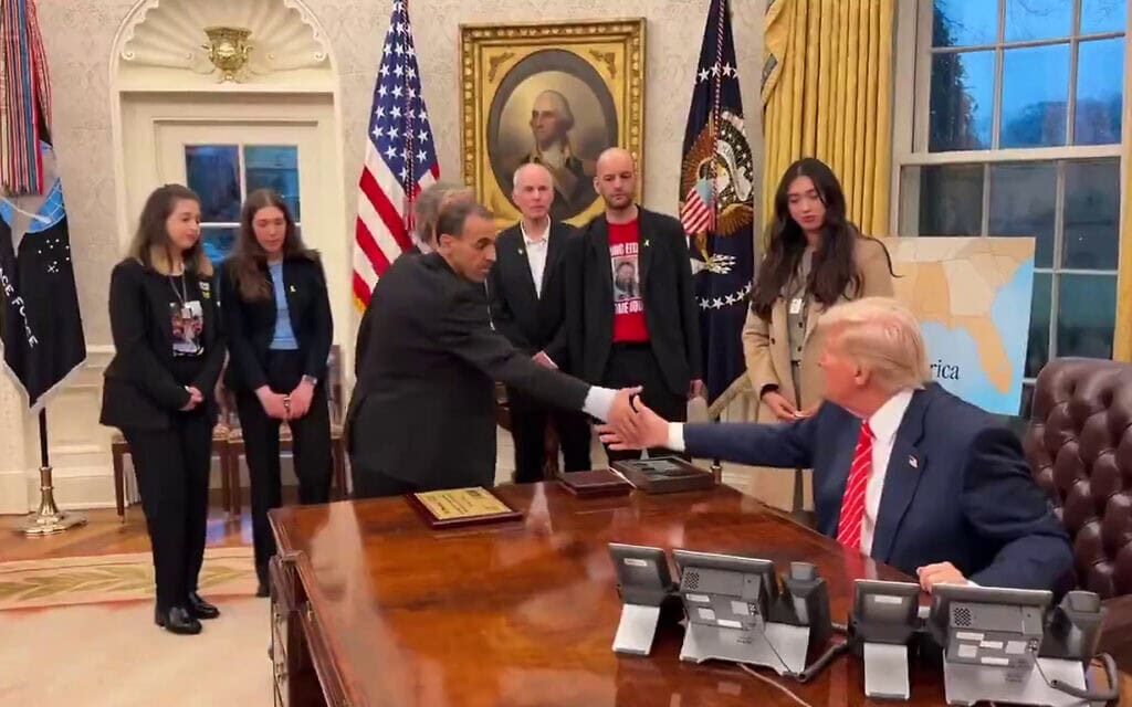נשיא ארה"ב דונלד טראמפ נפגש עם שורדי השבי בחדר הסגלגל, 5 במרץ 2025 (צילום: צילום מסך, הבית הלבן) נשיא ארה"ב דונלד טראמפ נפגש עם שורדי השבי בחדר הסגלגל, 5 במרץ 2025 (צילום: צילום מסך, הבית הלבן)