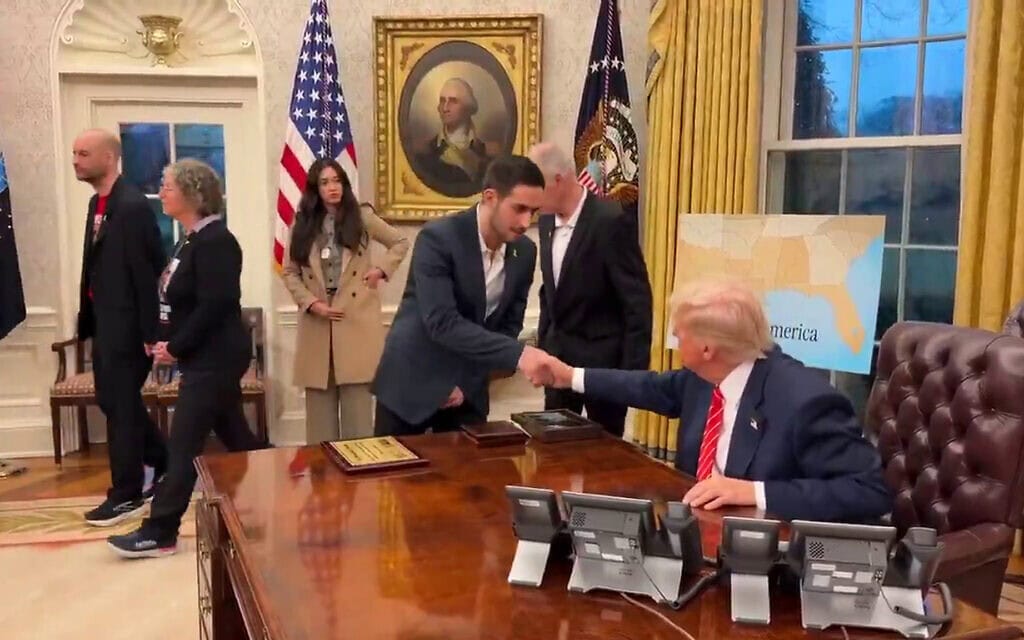 נשיא ארה"ב דונלד טראמפ נפגש עם שורדי השבי בחדר הסגלגל, 5 במרץ 2025 (צילום: צילום מסך, הבית הלבן) נשיא ארה"ב דונלד טראמפ נפגש עם שורדי השבי בחדר הסגלגל, 5 במרץ 2025 (צילום: צילום מסך, הבית הלבן)