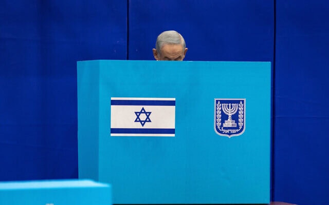 יושב ראש הליכוד, בנימין נתניהו, מצביע בבחירות בקלפי בירושלים, 1 בנובמבר 2022