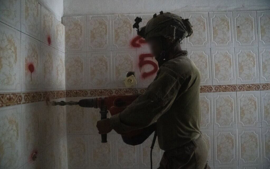 הריסת בית מחבל בא-רם. 22 באפריל 2025 (צילום: דובר צה״ל) הריסת בית מחבל בא-רם. 22 באפריל 2025 (צילום: דובר צה״ל)
