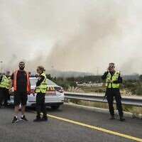 המשטרה מפנה את כביש 1 ויישובים באזור לטרון בעקבות השרפה, 30 באפריל 2025 (צילום: דוברות המשטרה) המשטרה מפנה את כביש 1 ויישובים באזור לטרון בעקבות השרפה, 30 באפריל 2025 (צילום: דוברות המשטרה)