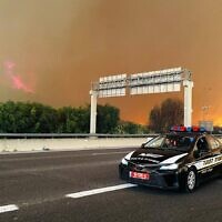 המשטרה מפנה את כביש 1 ויישובים באזור לטרון בעקבות השרפה, 30 באפריל 2025 (צילום: דוברות המשטרה) המשטרה מפנה את כביש 1 ויישובים באזור לטרון בעקבות השרפה, 30 באפריל 2025 (צילום: דוברות המשטרה)